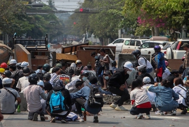 chinh bien myanmar 114 nguoi bieu tinh thiet mang trong mot ngay hinh anh 1