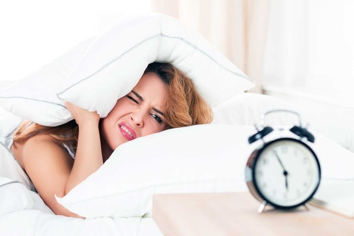 Ngủ trong tư thế úp sấp: Khi bạn ngủ trong tư thế úp sấp, mặt bạn bị ép vào gối, khiến da bị dồn lại. Nằm trong tư thế này vài giờ đồng hồ, vùng da bị chèn ép sẽ hình thành nếp nhăn.