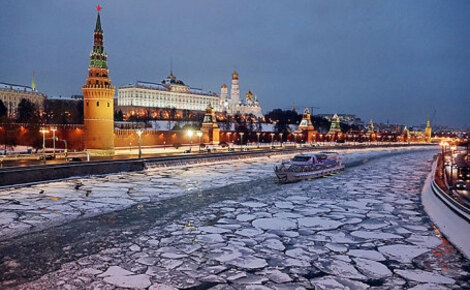 Москва в феврале. Снежная набережная Москва. Софийская набережная Пристань. Фото ТАСС Москва зимняя.