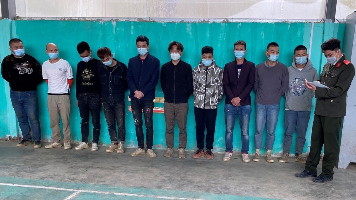 cao bang police arrest 11 illegal chinese immigrants picture 1