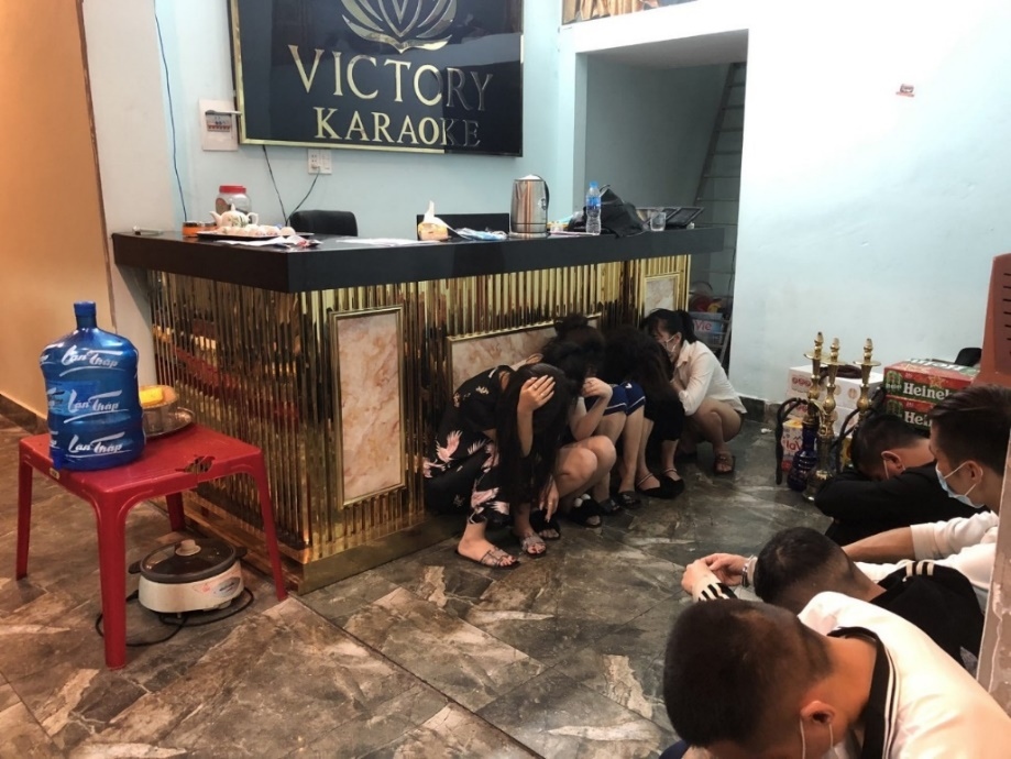 Nhóm đối tượng sử dụng trái phép chất ma tuý tại quán karaoke Victory.