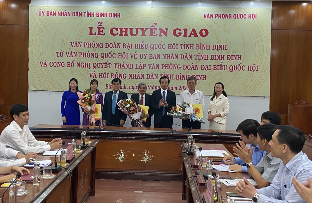 Ông Cao Văn Bình (mặc vest đứng giữa) được bầu giữ chức Chánh văn phòng Đoàn ĐBQH và HĐND tỉnh.