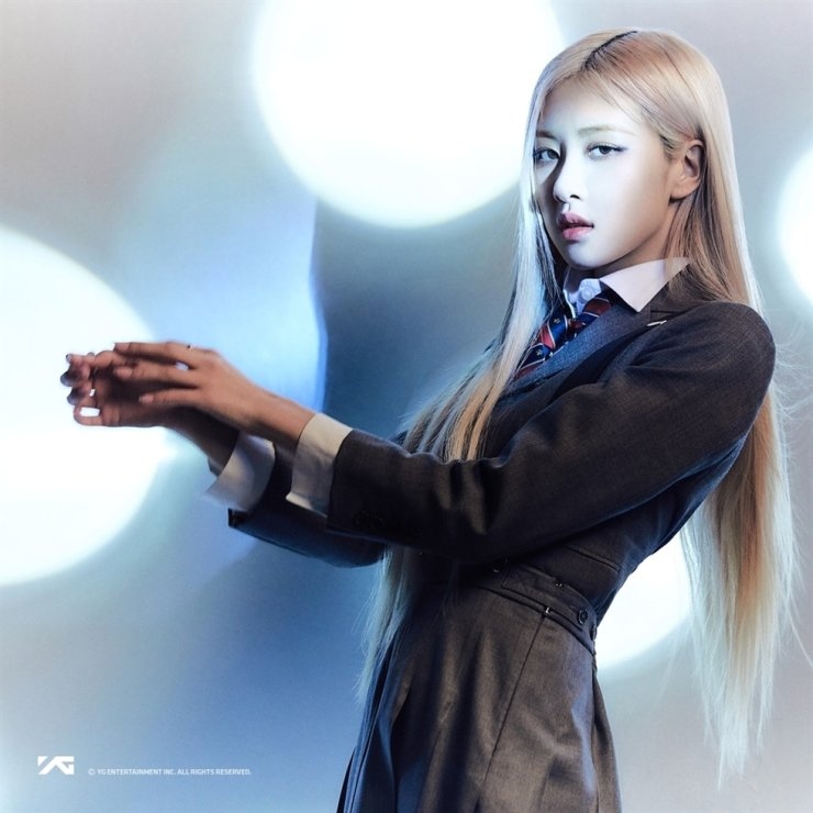 Vượt qua PSY, Rosé phá kỷ lục Kpop với MV "On the Ground"