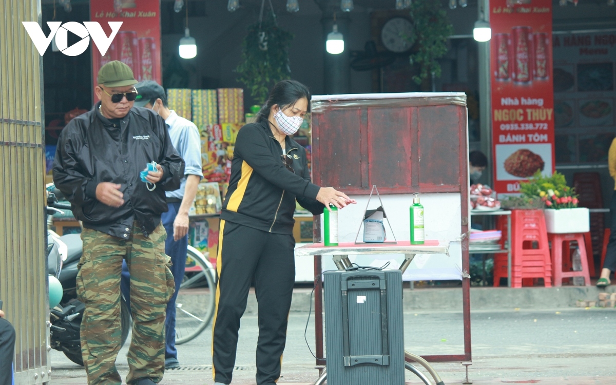 pagodas and temples in hanoi reopen after temporary closure for covid-19 fight picture 3