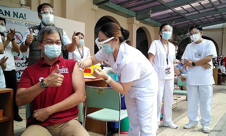 philippines bat dau tiem chung sau khi nhan lo vaccine covid-19 dau tien tu trung quoc hinh anh 1