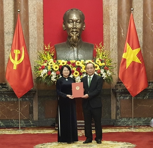 Phó Chủ tịch nước trao Quyết định của Chủ tịch nước bổ nhiệm Chủ nhiệm Văn phòng Chủ tịch nước.