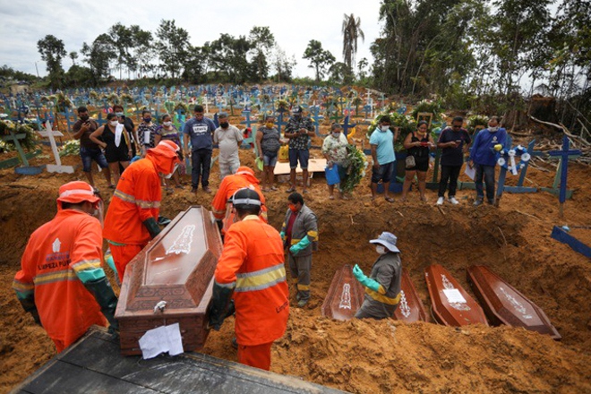 Hố chôn tập thể những người thiệt mạng vì Covid-19 tại nghĩa trang ở Brazil. Ảnh: Reuters