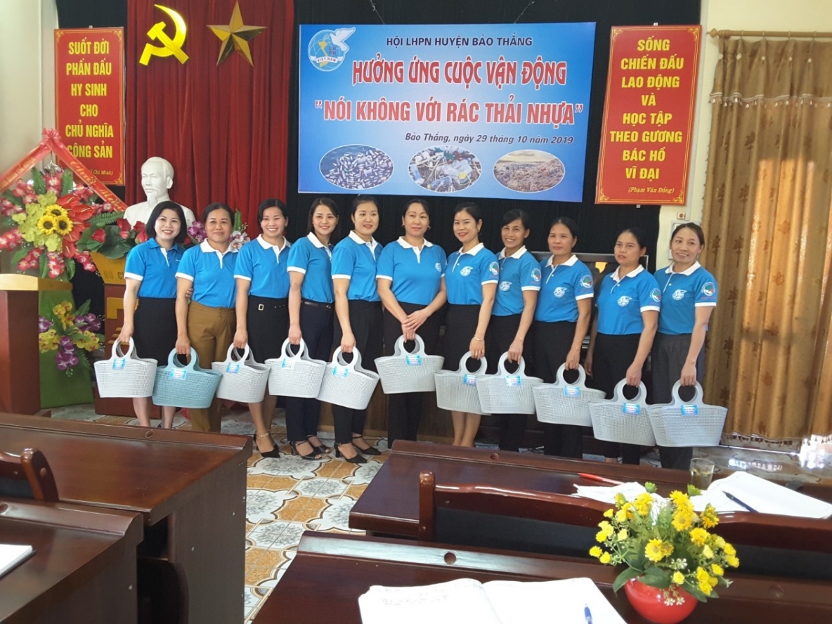 Phụ nữ Lào Cai dùng làn nhựa để giảm... rác thải nhựa