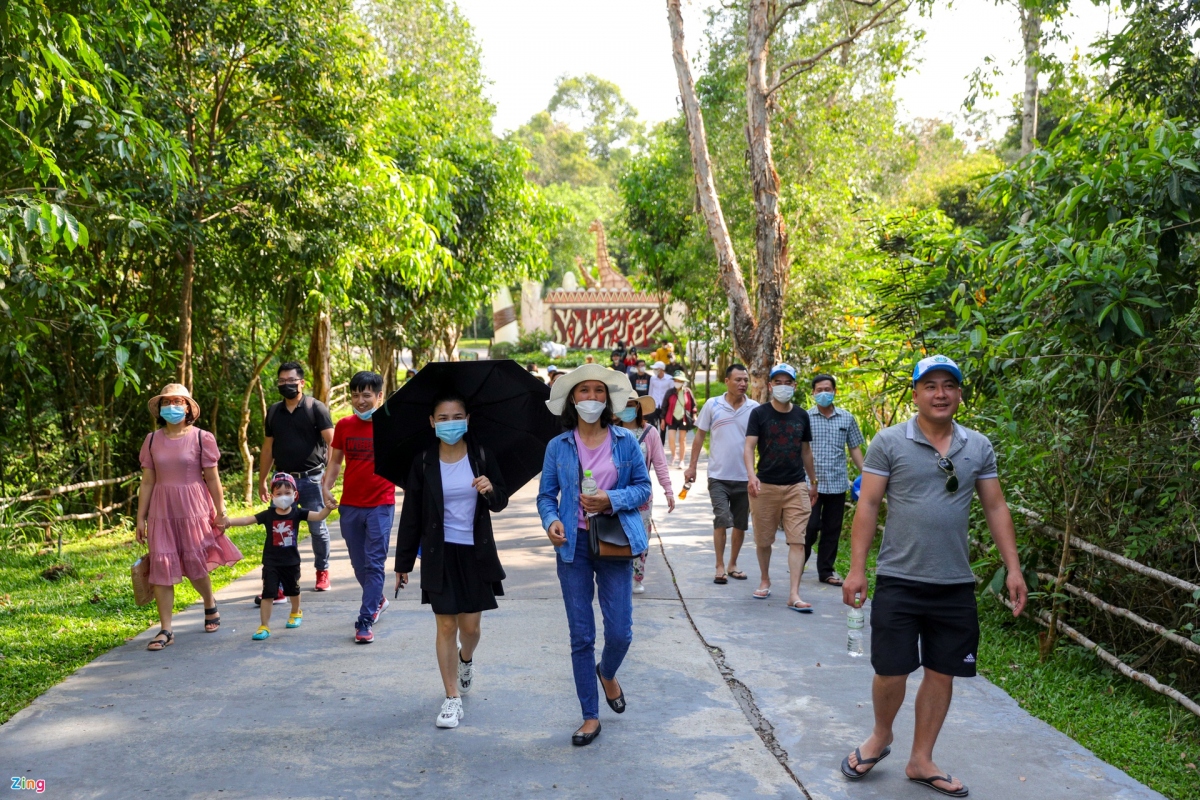 entertainment areas in phu quoc busy again after domestic tourism boost picture 1