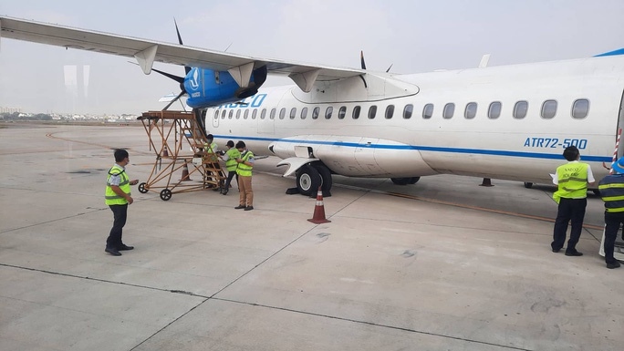 passenger plane makes u-turn due to smoke picture 1