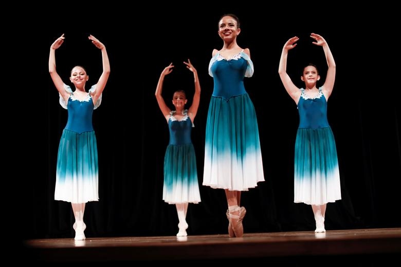 Vitoria Bueno, vũ công 16 tuổi sinh ra không có tay, cùng các bạn học ở Học viện ba lê Andrea Falsarella biểu diễn tại Nhà hát Inatel ở Santa Rita do Sapucai, Brazil ngày 5/2/2021. Với tài năng của mình, Bueno đã trở thành ngôi sao trên mạng xã hội và truyền cảm hứng tới rất nhiều người. Ảnh: Reuters