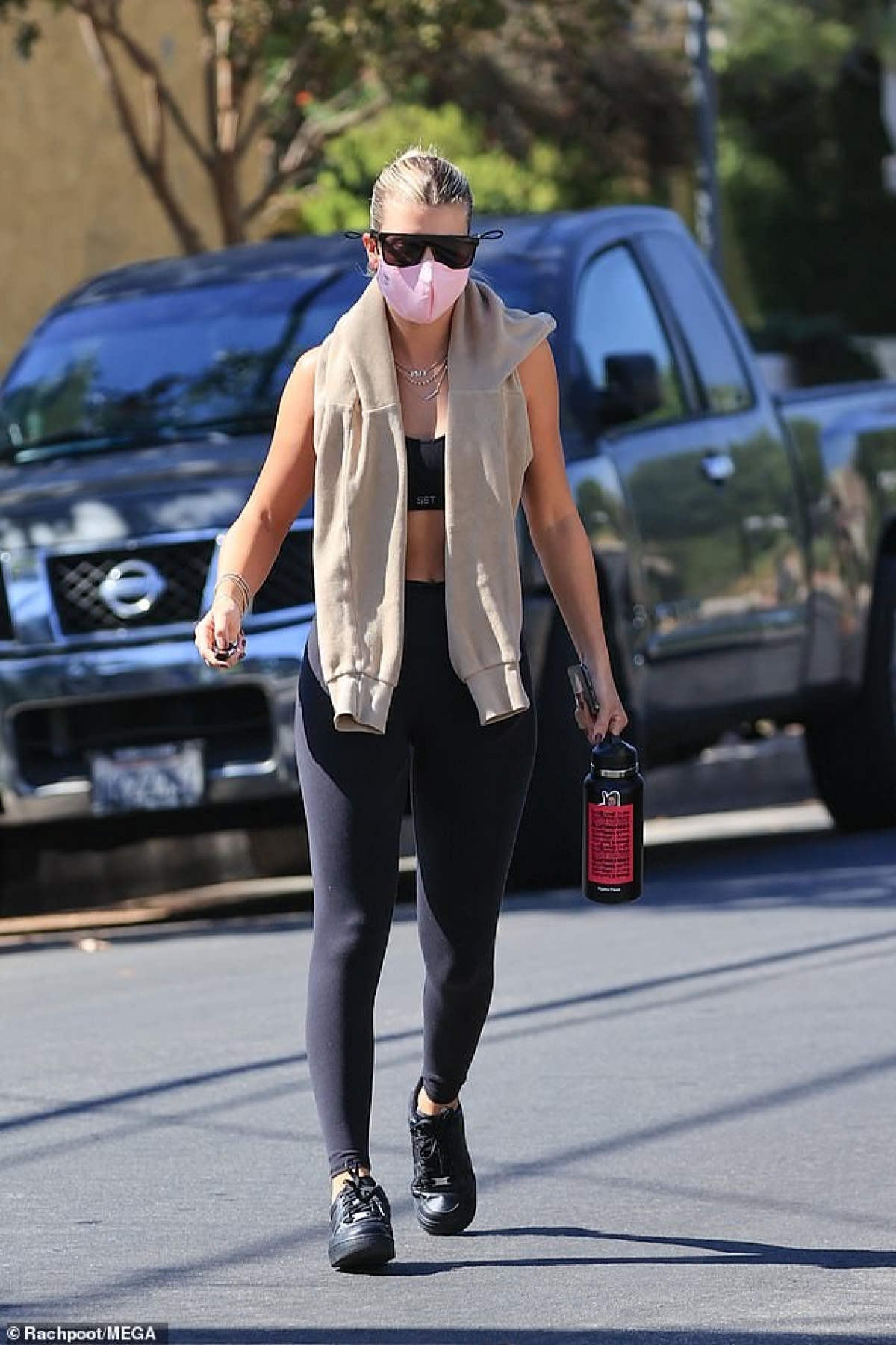 sofia richie dien do hieu di an trua cung ban be hinh anh 7