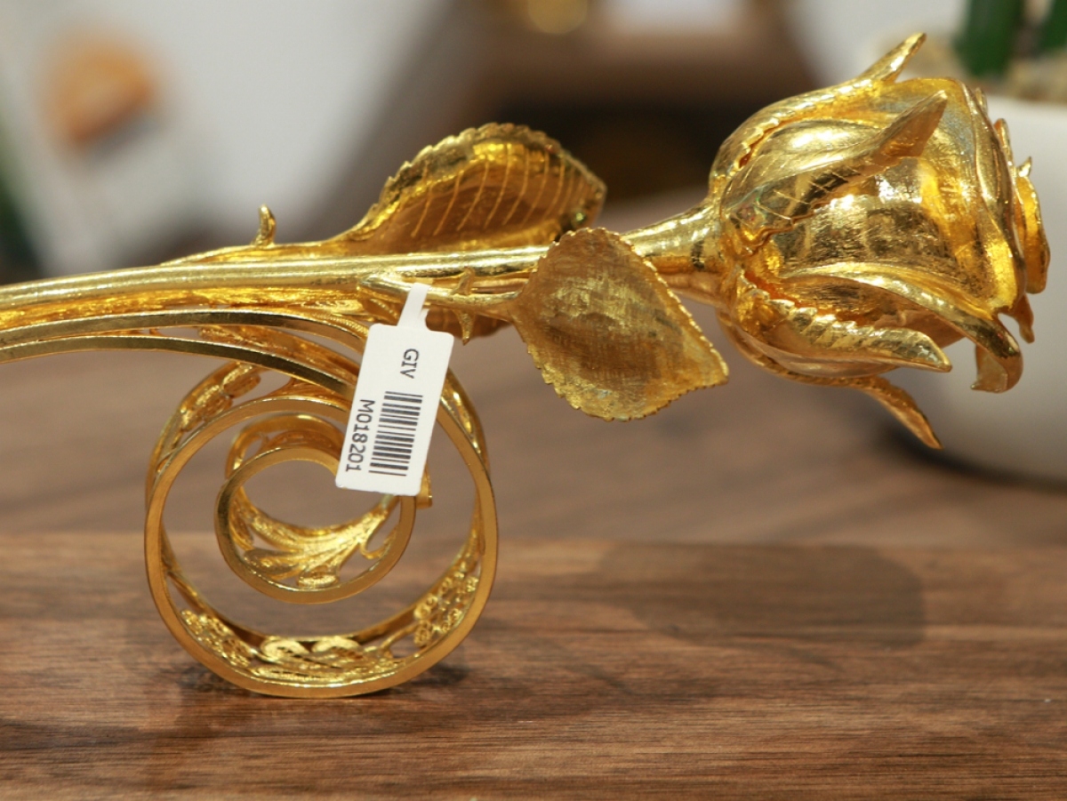 24k gold-plated rose worth vnd330 million goes on sale for international women s day picture 1