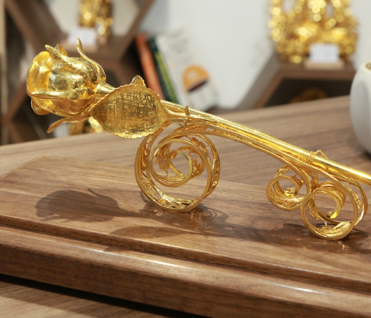 24k gold-plated rose worth vnd330 million goes on sale for international women s day picture 2