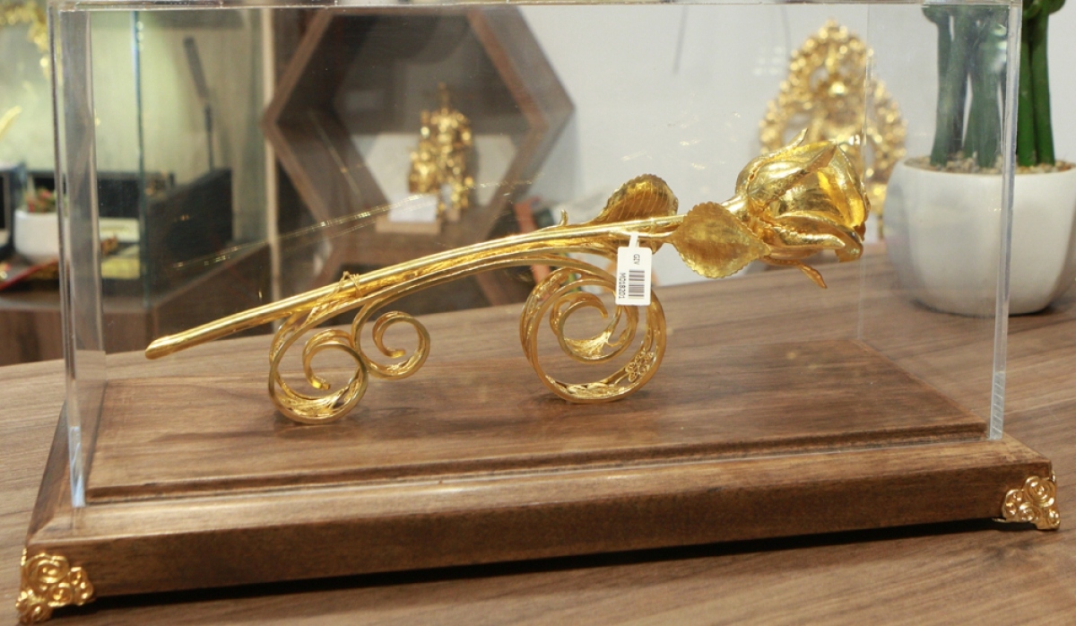24k gold-plated rose worth vnd330 million goes on sale for international women s day picture 5