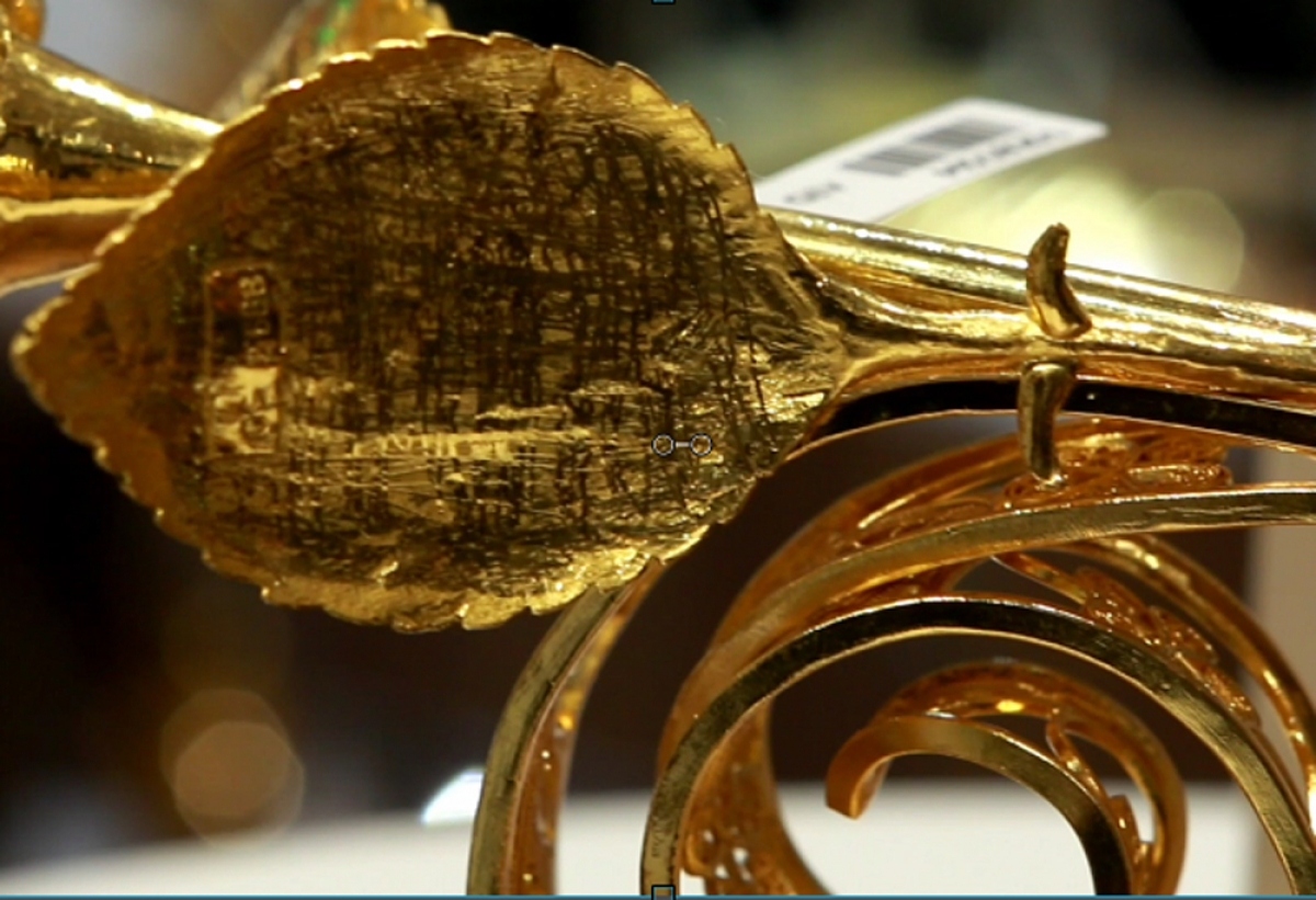 24k gold-plated rose worth vnd330 million goes on sale for international women s day picture 6