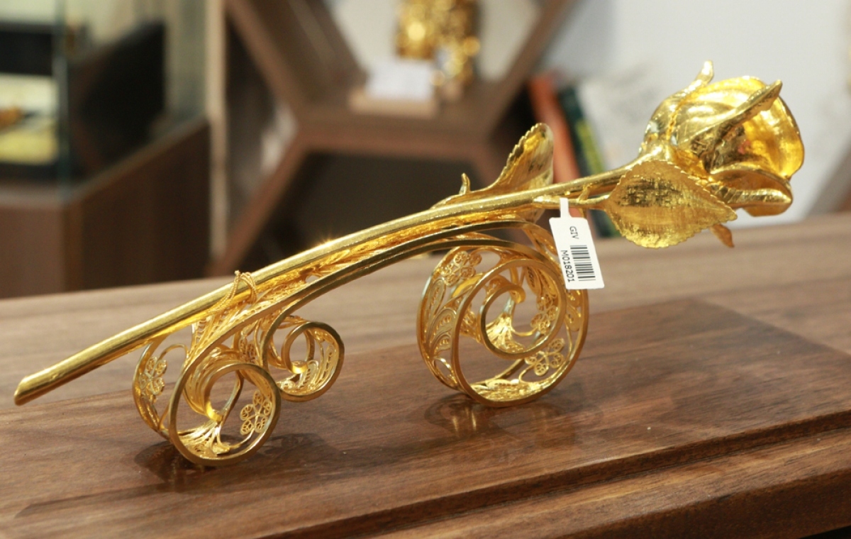 24k gold-plated rose worth vnd330 million goes on sale for international women s day picture 8