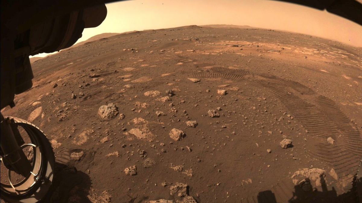 Những hình ảnh được tàu thám hiểm Perseverance ghi lại khi di chuyển trên bề mặt sao Hỏa. Ảnh: NASA