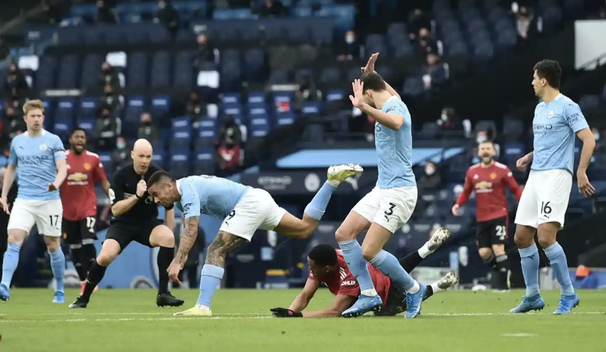 Tình huống Anthony Martial bị Gabriel Jesus phạm lỗi trong vòng cấm giúp MU được hưởng phạt đền ngay ở giây 40 của trận derby Manchester. (Ảnh: Reuters).