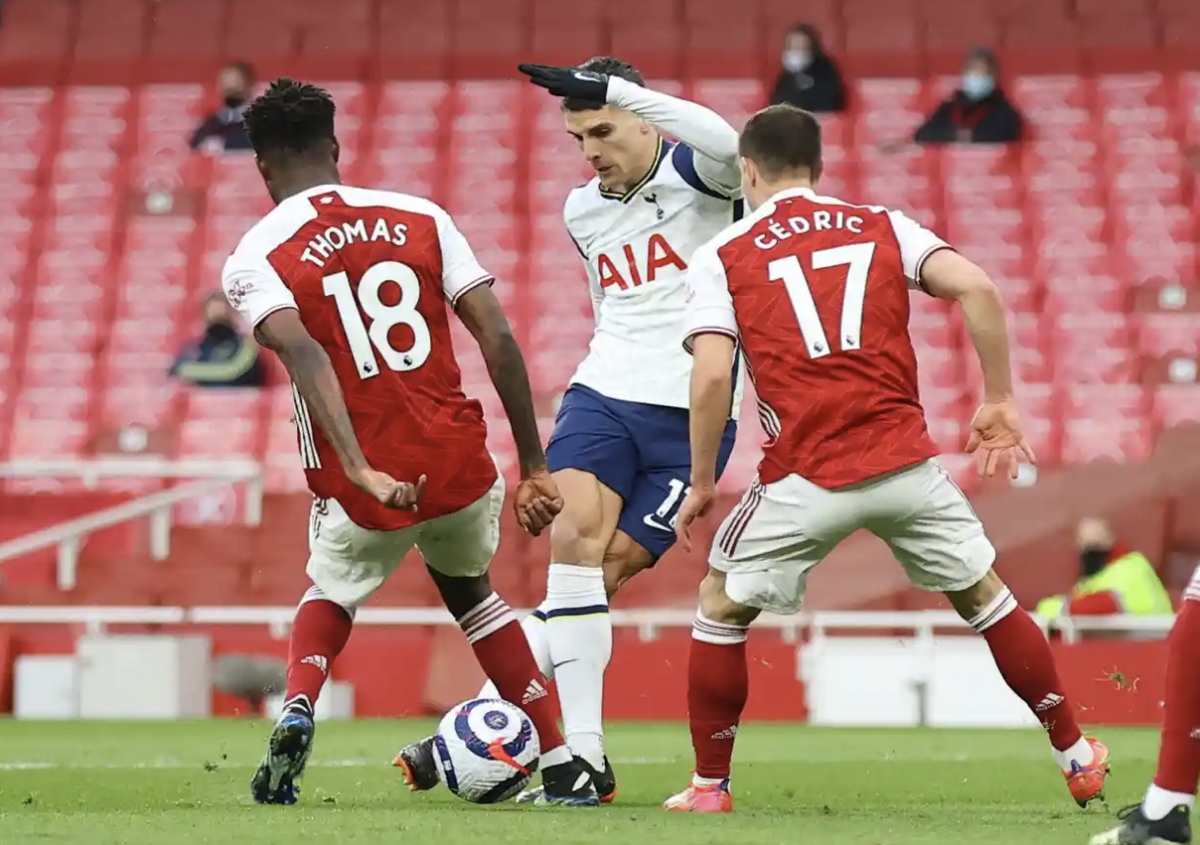 Siêu phẩm rabona mở tỷ số của Lamela. (Ảnh: Reuters).