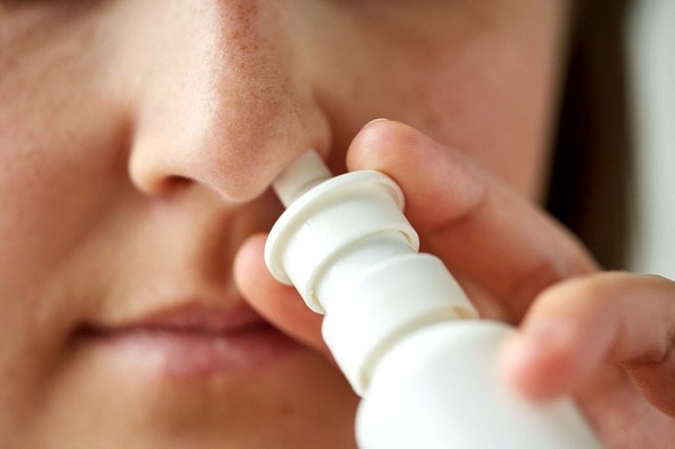 Thuốc corticosteroid cho mũi: Kỳ quặc thay, chính loại thuốc dùng để điều trị dị ứng này lại có thể gây tác dụng phụ y như dị ứng: hắt hơi. Các loại thuốc này giảm sưng và làm khô khoang mũi. Nếu tình trạng hắt hơi của bạn là do thuốc này gây ra, bạn sẽ còn thấy các triệu chứng khác như đau nhói mũi hoặc kích ứng họng.