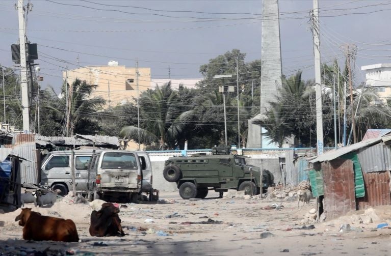 Hiện trường vụ đánh bom xe liều chết bên ngoài một nhà hàng tại thủ đô Mogadishu của Somalia vào đêm 5/3. Ảnh: Reuters