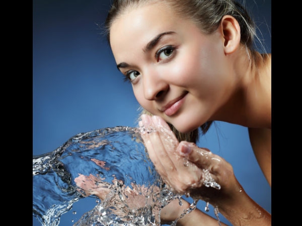 Rửa mặt: Bước đầu tiên bạn cần làm trước khi xông mặt là rửa mặt bằng nước sạch để loại bỏ bụi bẩn. Sau khi đã rửa sạch mặt, hãy dùng khăn mềm thấm khô mặt nhẹ nhàng.