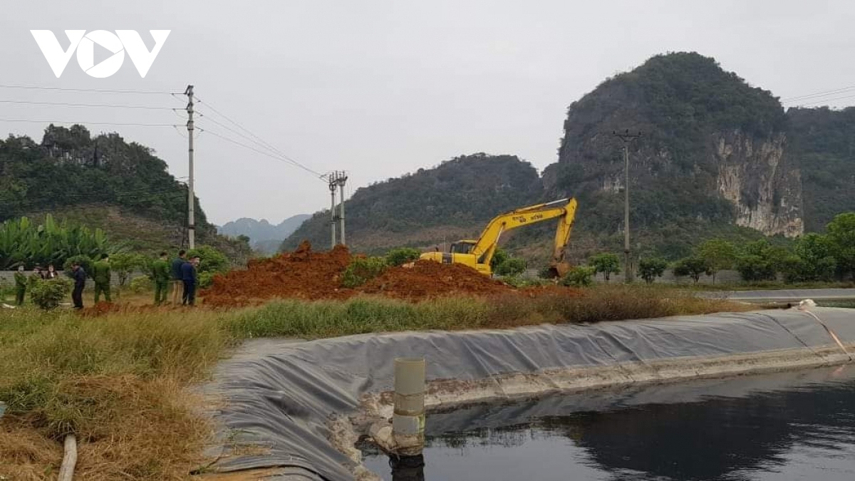 Lực lượng chức năng đã huy động máy xúc, đào ngay cạnh 1 hồ chứa nước thải để tìm vị trí ống xả thải ngầm.