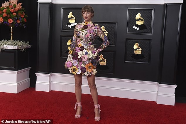 taylor swift dien dam hoa xinh dep tren tham do grammy 2021 hinh anh 4