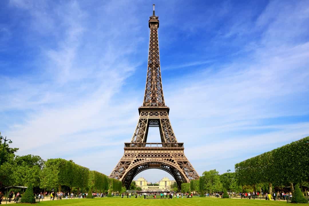 Khi Hitler thăm Paris trong Thế chiến II, người Pháp đã ngắt thang máy của Tháp Eiffel để gây bất tiện cho chuyến thăm này.