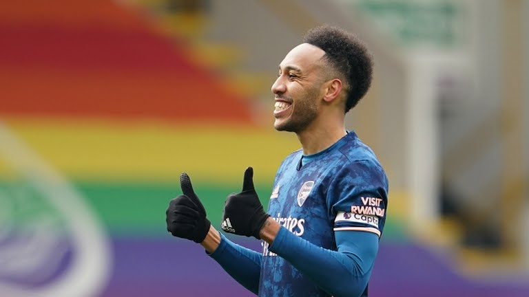 Pierre-Emerick Aubameyang ăn mừng bàn mở tỉ số (Ảnh: Reuters).