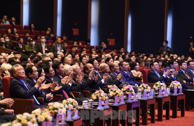 Các lãnh đạo, nguyên lãnh đạo Đảng và Nhà nước dự lễ kỷ niệm trọng thể. - Ảnh: Báo Tiền Phong
