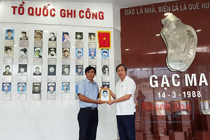 PGS-TS Ngô Văn Minh trao di ảnh cho ông Võ Duy Trúc, Ban quản lý Khu tưởng niệm chiến sĩ Gạc Ma.