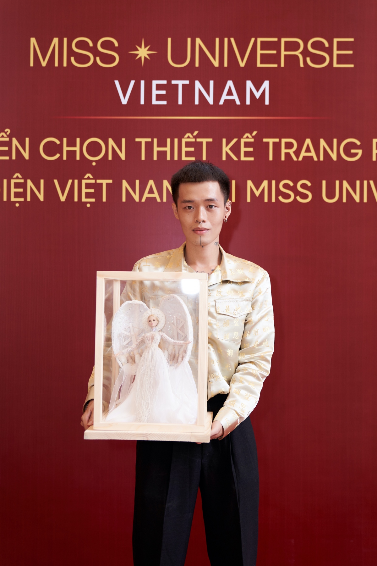 Khánh Vân sẽ diễn áo dài kèm mô hình kén tại Miss Universe  VnExpress Giải  trí