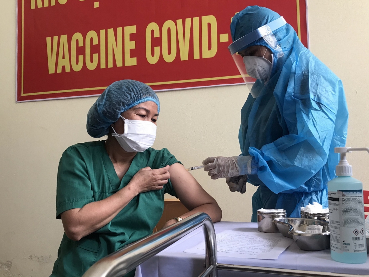 Đà Nẵng tiêm vaccine phòng Covid-19 cho 100 người đầu tiên