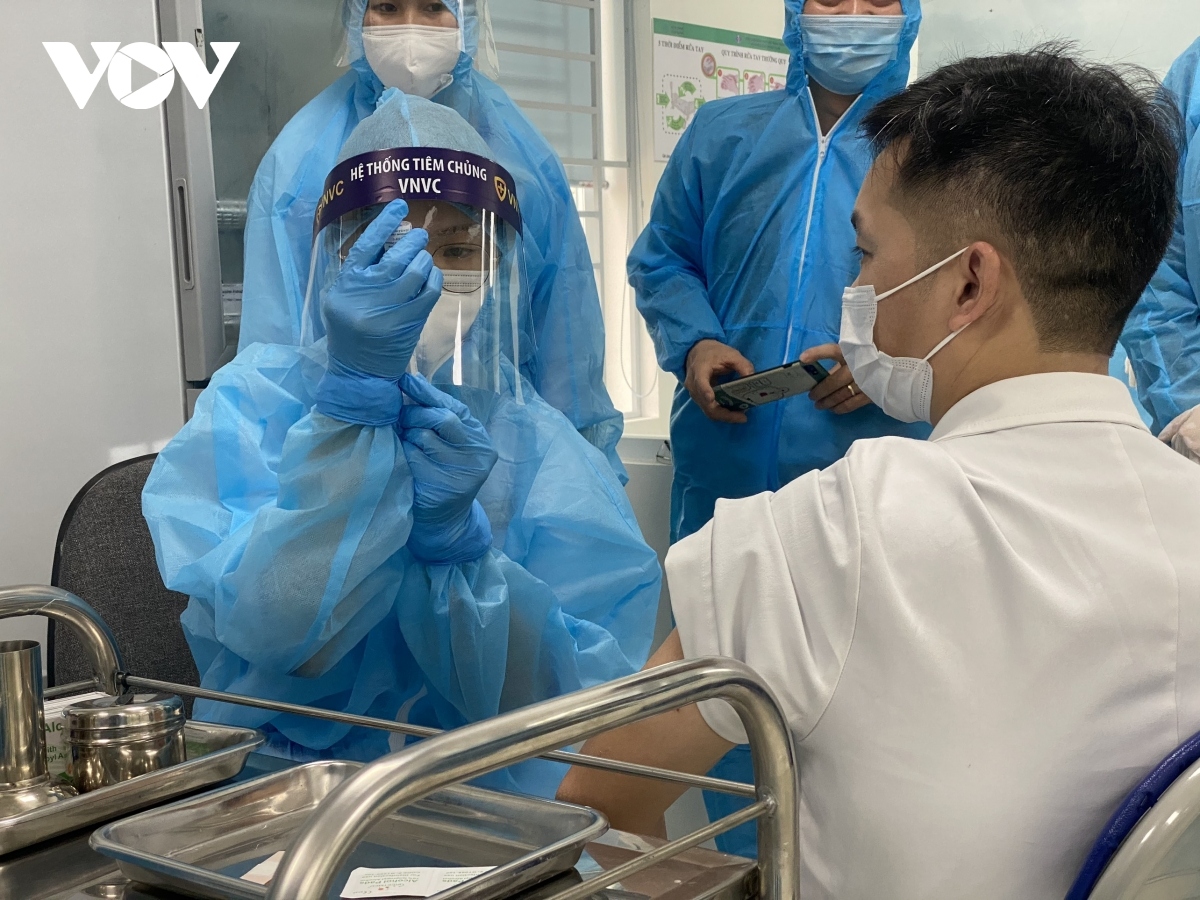 vietnam strives to ensure 100 covid-19 vaccination coverage picture 2