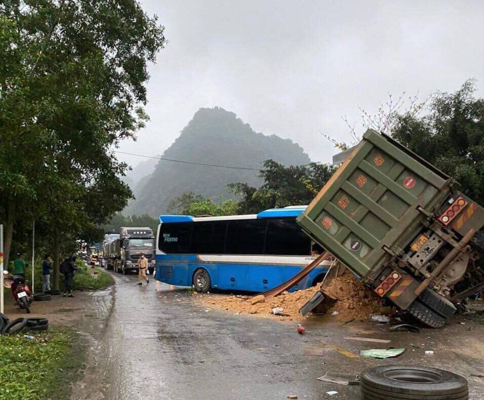 Hiện trường vụ va chạm giữa xe tải và xe khách làm 3 người tử vong trên đường Hồ Chí Minh, đoạn qua địa phận tỉnh Hòa Bình sáng nay (16/3).