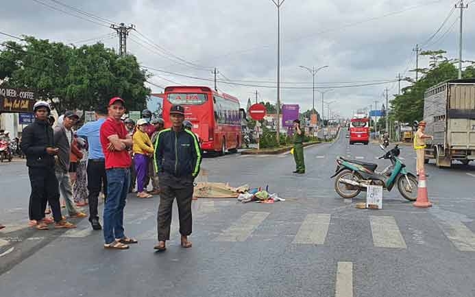 Xe khách tông xe máy từ phía sau, 1 người người chết, 2 người trọng thương