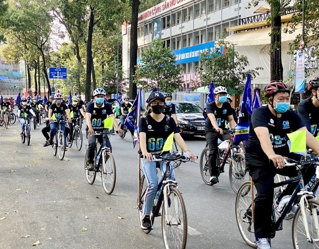 hcm city residents cycle in response to earth hour picture 1