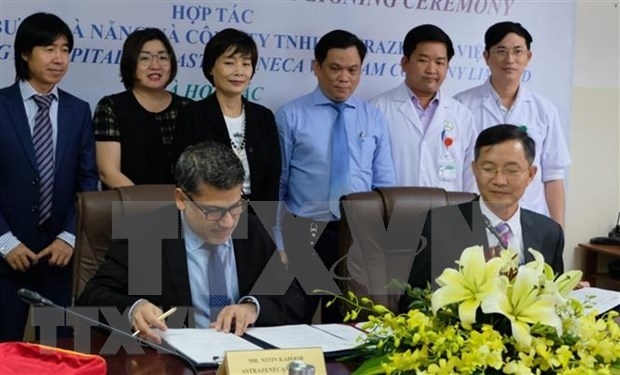 da nang hospital, uk firm cooperate in lung cancer treatment capacity building picture 1