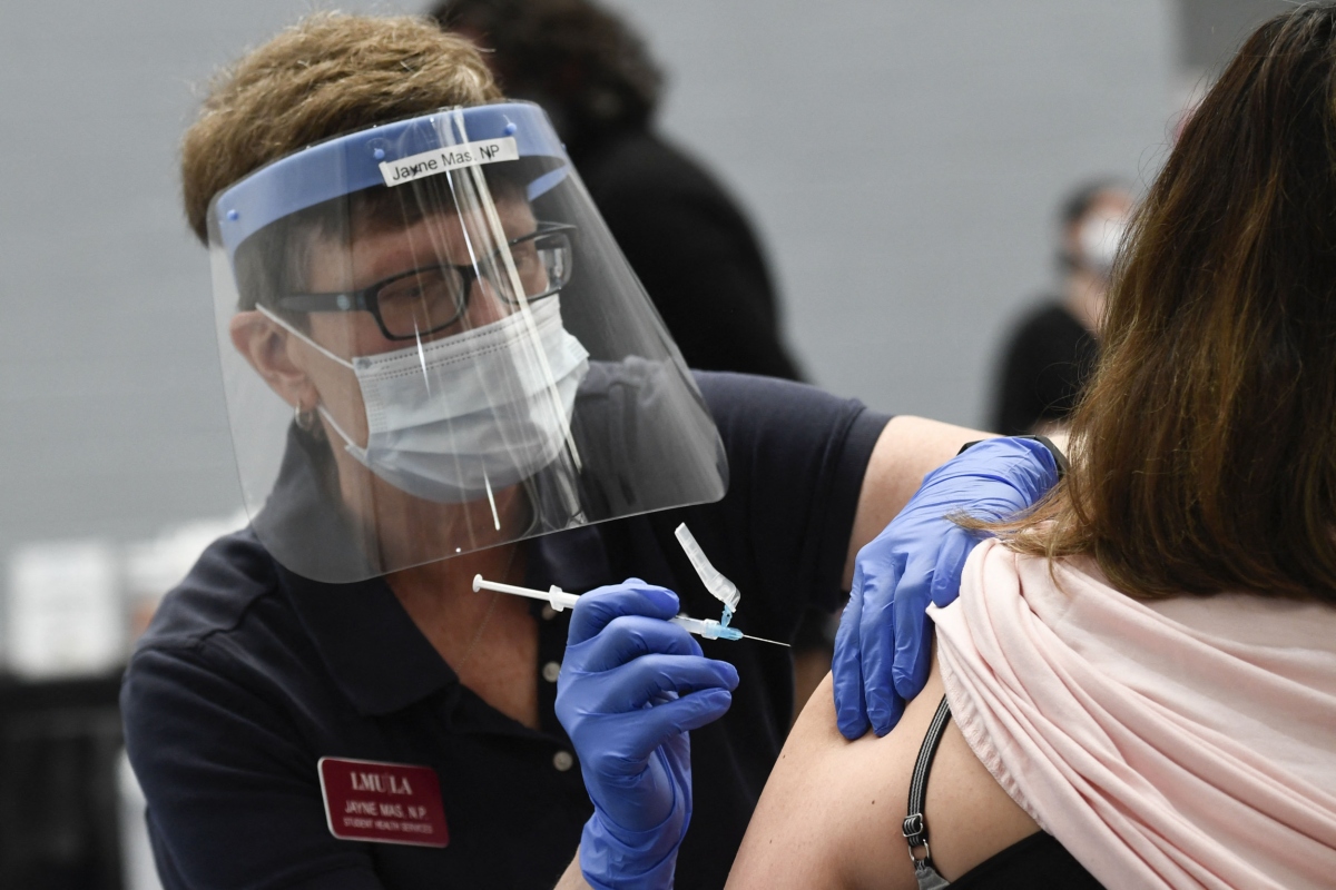 Tiêm vaccine Moderna tại điểm tiêm chủng ở Đại học Loyola Marymount ngày 8/3 ở Los Angeles (Mỹ). Ảnh: Getty Images