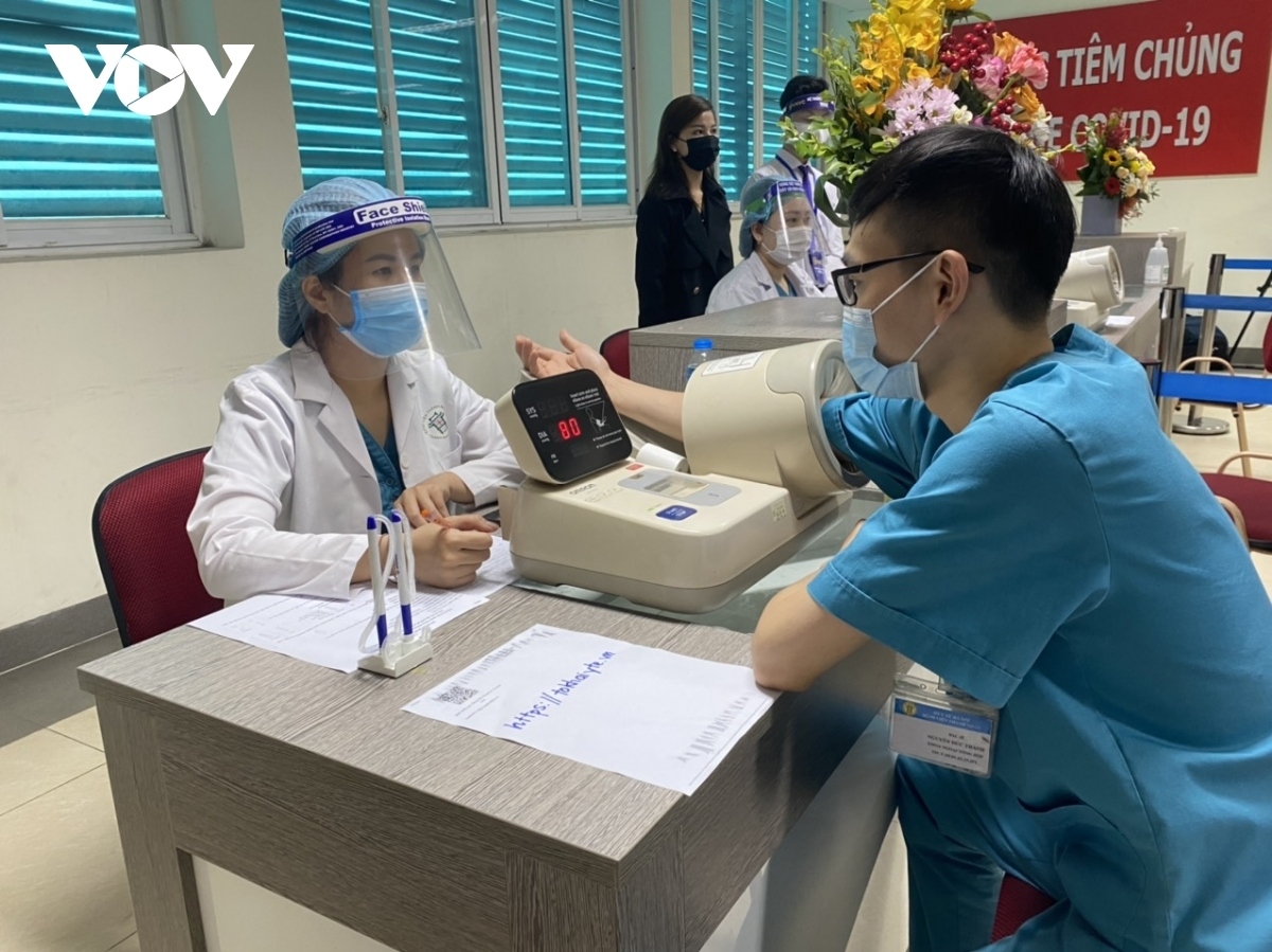 nearly 1,600 people vaccinated against covid-19 in vietnam picture 1