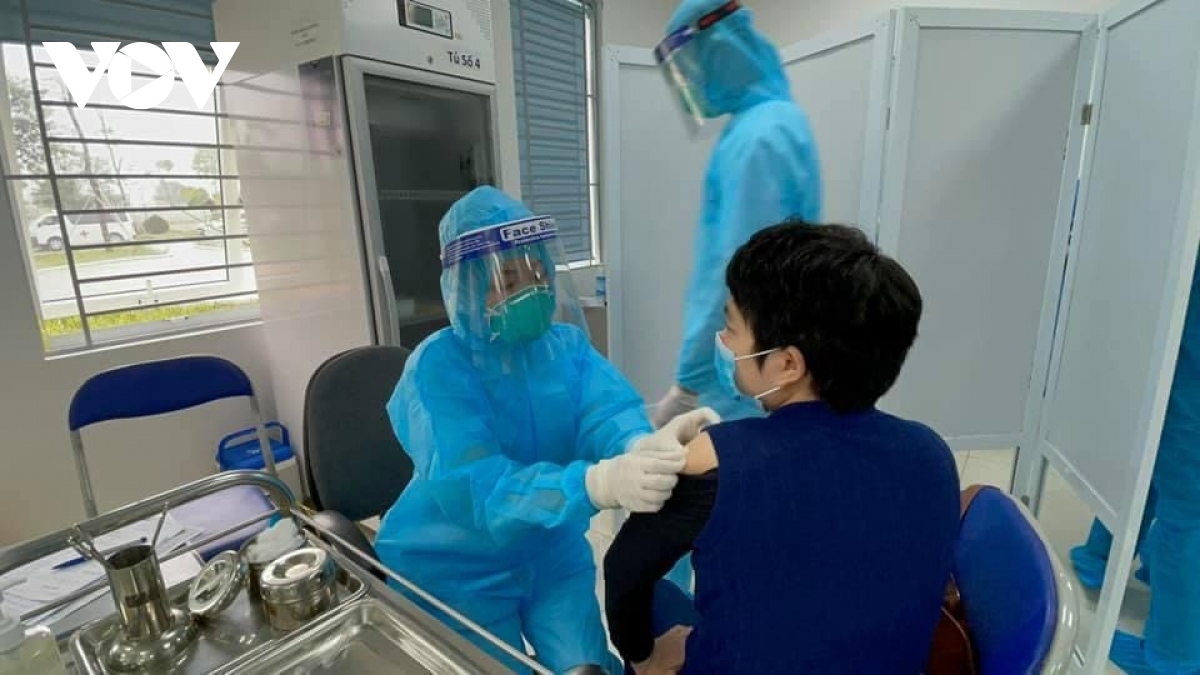 female frontline healthcare workers get covid-19 vaccine shot picture 8