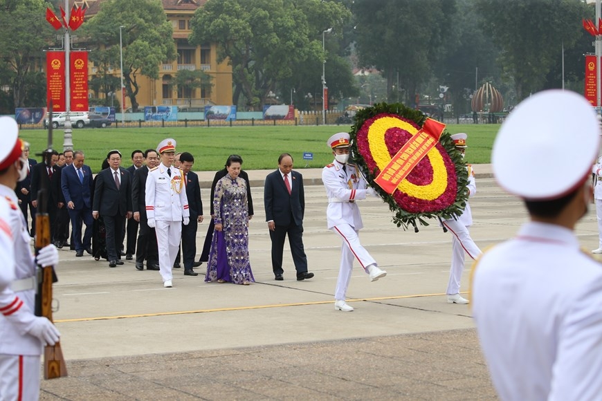 Dai bieu quoc hoi du ky hop thu 11 vao lang vieng chu tich ho chi minh hinh anh 2