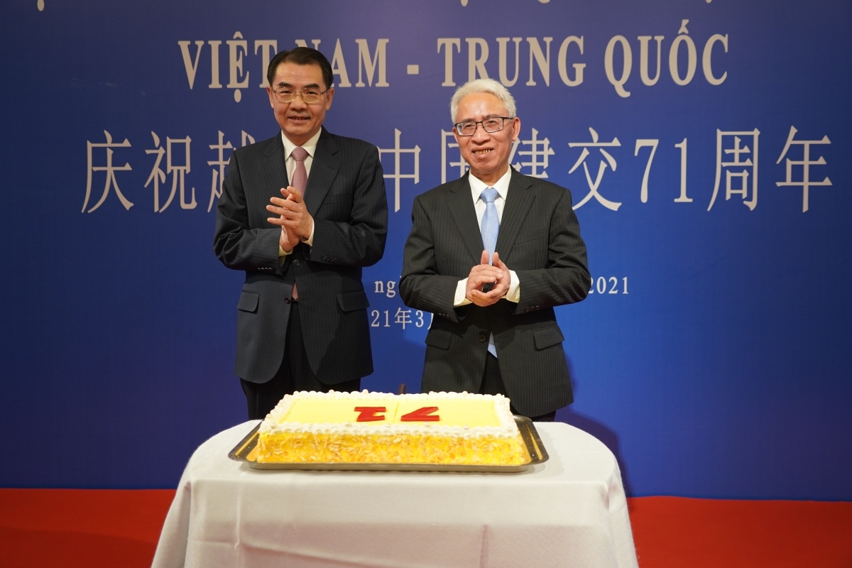 Ambassador Mai and Chinese Foreign Minister Assistant Wu Jianghao (L) at the event