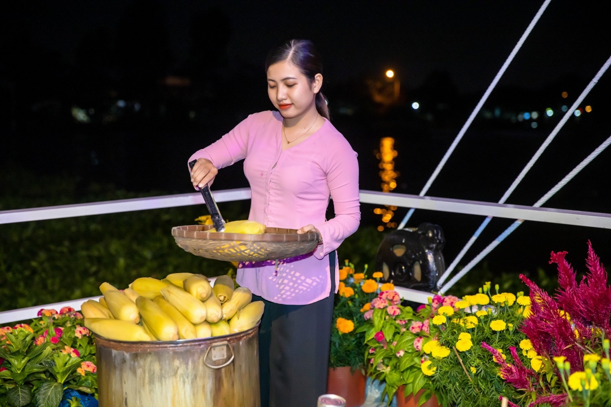 Độc đáo loại hình du lịch nghệ thuật phòng trà “Chiếc phà cũ” trên sông Hậu