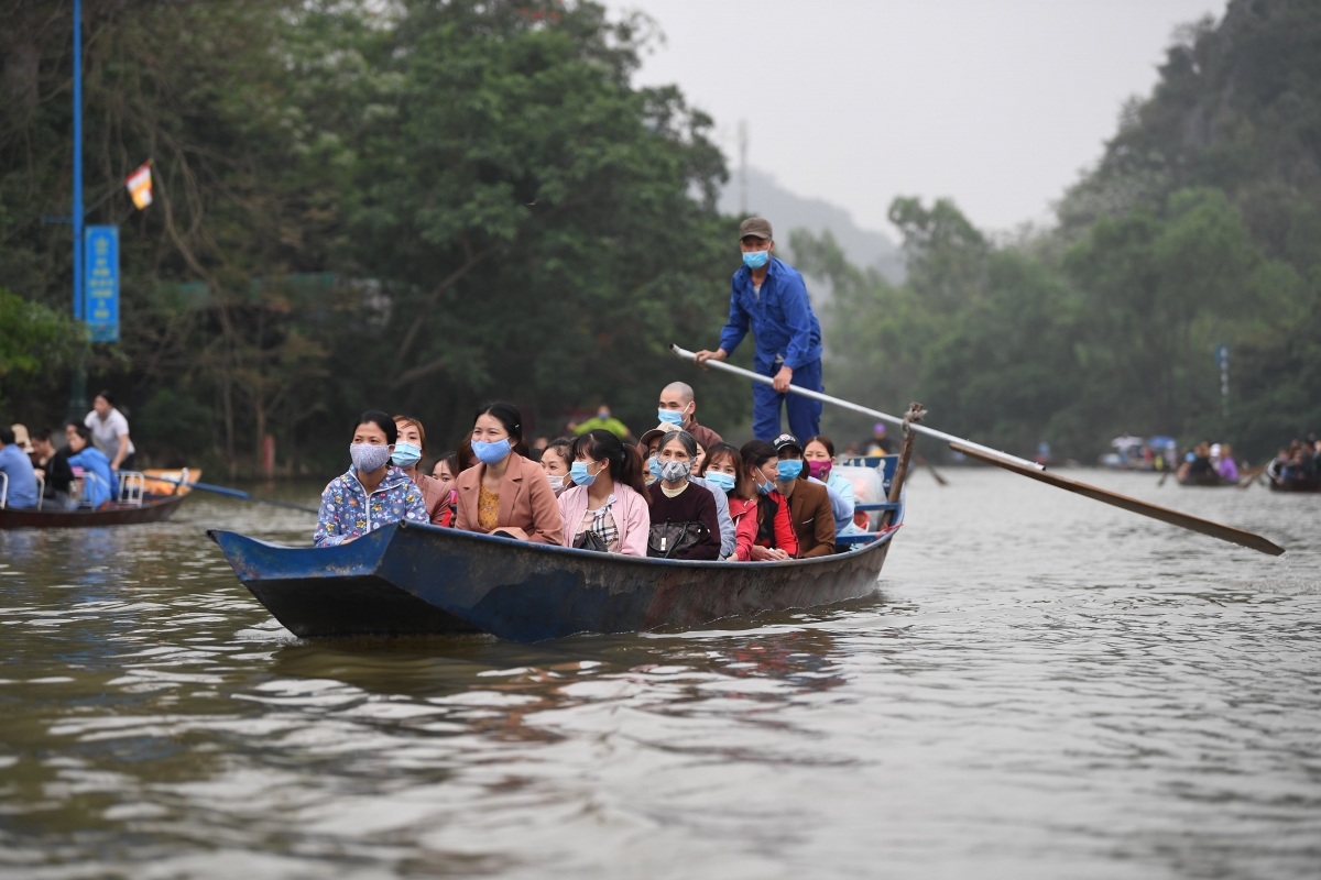 Ảnh: Chùa Hương thưa vắng khách trong ngày đầu mở cửa