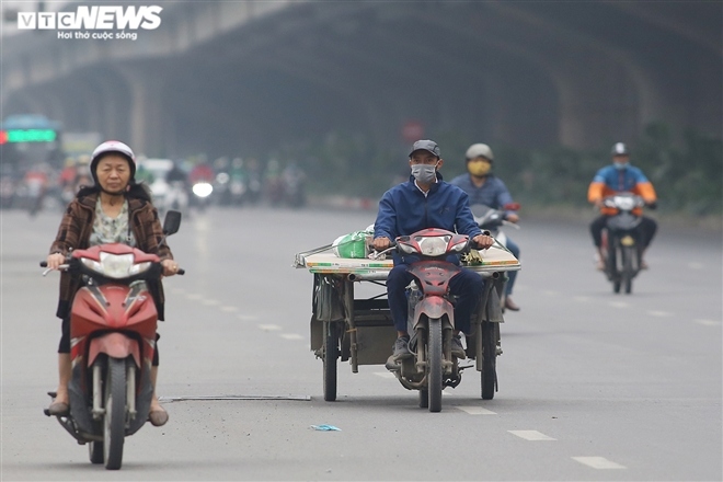 xe thay ma long hanh, de doa cuop mang nguoi, csgt lam ngo nhu khong biet hinh anh 1