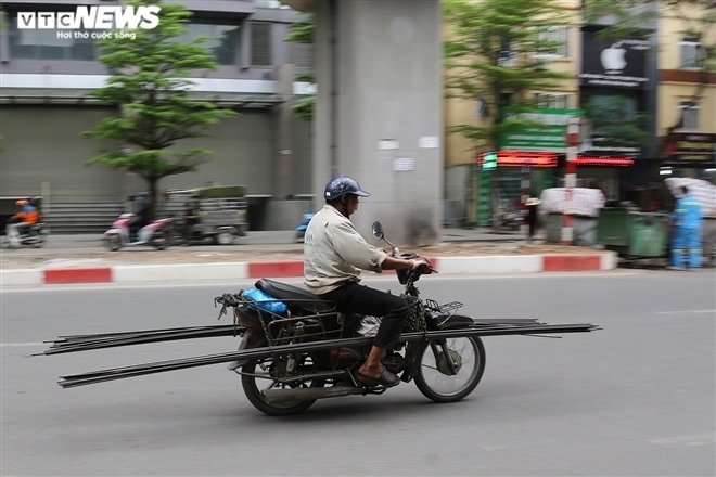 xe thay ma long hanh, de doa cuop mang nguoi, csgt lam ngo nhu khong biet hinh anh 10