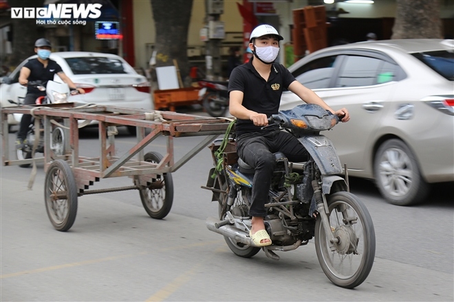 xe thay ma long hanh, de doa cuop mang nguoi, csgt lam ngo nhu khong biet hinh anh 17